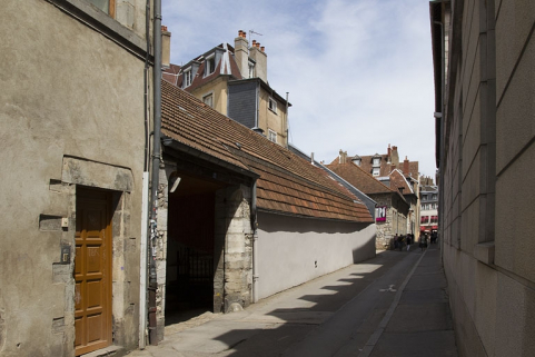 Logis secondaire au fond de la cour : façade postérieure, de trois quarts gauche. © Région Bourgogne-Franche-Comté, Inventaire du Patrimoine