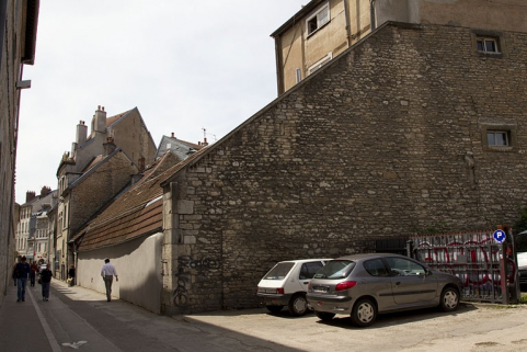 Logis secondaire au fond de la cour : façade postérieure, de trois quarts droit. © Région Bourgogne-Franche-Comté, Inventaire du Patrimoine