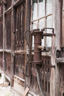 Pompe manuelle contre la façade ouest des communs. © Région Bourgogne-Franche-Comté, Inventaire du patrimoine