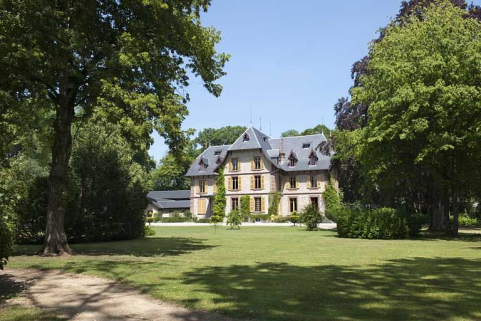 Vue d'ensemble de la demeure depuis le parc. © Région Bourgogne-Franche-Comté, Inventaire du patrimoine