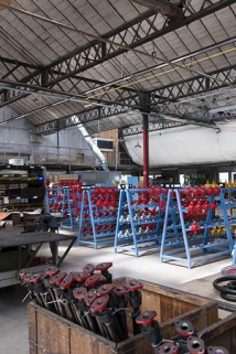 Atelier de fabrication. Corps de pompes en cours de séchage. © Région Bourgogne-Franche-Comté, Inventaire du patrimoine