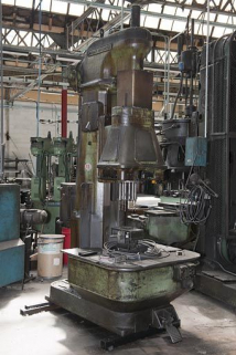 Perceuse multiple à colonne André Citroën. Vue de trois quarts. © Région Bourgogne-Franche-Comté, Inventaire du patrimoine