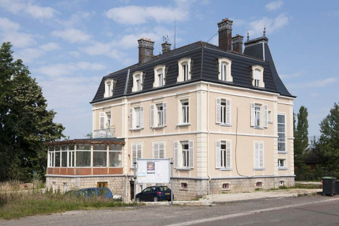 Vue d'ensemble depuis le sud-ouest. © Région Bourgogne-Franche-Comté, Inventaire du patrimoine Vue d'ensemble depuis le sud-ouest. © Région Bourgogne-Franche-Comté, Inventaire du patrimoine