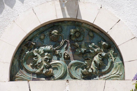 Tympan orné de terre cuite. © Région Bourgogne-Franche-Comté, Inventaire du patrimoine