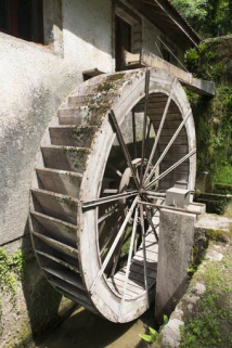 Roue hydraulique vue de trois quarts. © Région Bourgogne-Franche-Comté, Inventaire du patrimoine Roue hydraulique vue de trois quarts. © Région Bourgogne-Franche-Comté, Inventaire du patrimoine