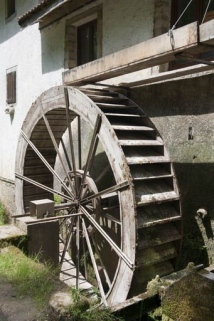 Roue hydraulique et sa huche. © Région Bourgogne-Franche-Comté, Inventaire du patrimoine Roue hydraulique et sa huche. © Région Bourgogne-Franche-Comté, Inventaire du patrimoine