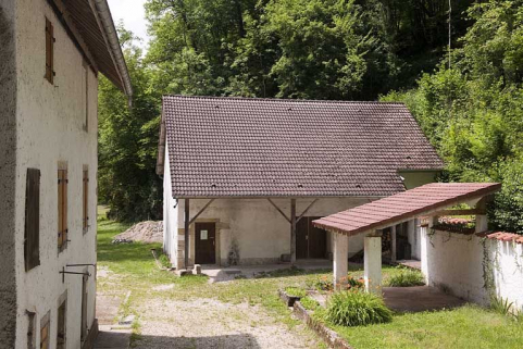 Façade nord du moulin et dépendance agricole. © Région Bourgogne-Franche-Comté, Inventaire du patrimoine Façade nord du moulin et dépendance agricole. © Région Bourgogne-Franche-Comté, Inventaire du patrimoine