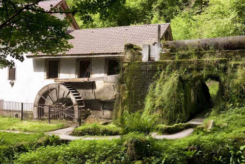La conduite d'amenée et la roue hydraulique. © Région Bourgogne-Franche-Comté, Inventaire du patrimoine La conduite d'amenée et la roue hydraulique. © Région Bourgogne-Franche-Comté, Inventaire du patrimoine