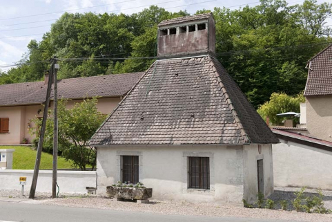 Séchoir vu depuis la route. © Région Bourgogne-Franche-Comté, Inventaire du patrimoine