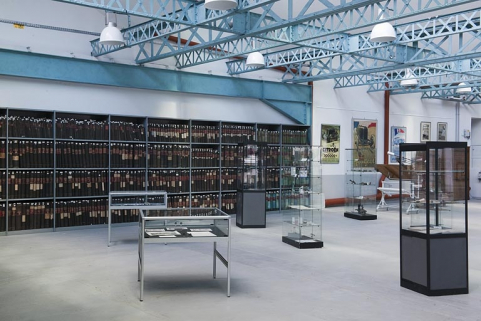 Centre d'archives. Vitrines d'exposition. © Région Bourgogne-Franche-Comté, Inventaire du patrimoine Centre d'archives. Vitrines d'exposition. © Région Bourgogne-Franche-Comté, Inventaire du patrimoine