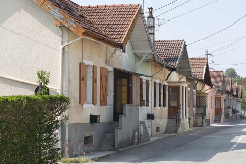 Vue d'ensemble depuis le sud-est des logements dits "casernes". © Région Bourgogne-Franche-Comté, Inventaire du patrimoine