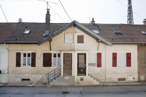 Vue de face de logements adossés. © Région Bourgogne-Franche-Comté, Inventaire du patrimoine