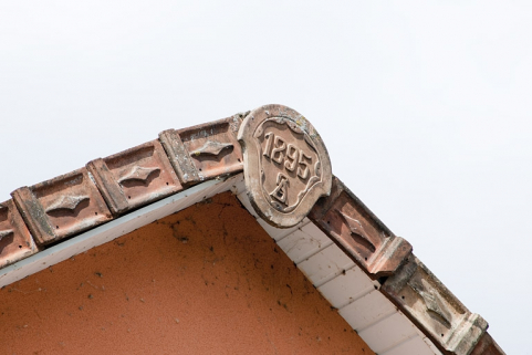 Faîte du toit du pignon nord. Antéfixe daté 1895. © Région Bourgogne-Franche-Comté, Inventaire du patrimoine