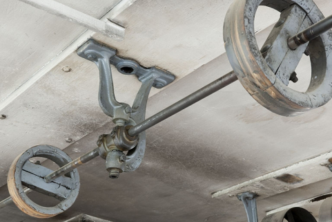 Intérieur de l'atelier. Transmission horizontale : console, axe et poulies. © Région Bourgogne-Franche-Comté, Inventaire du patrimoine