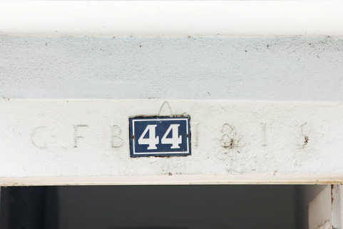 Détail du linteau de porte. © Région Bourgogne-Franche-Comté, Inventaire du patrimoine