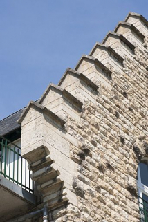 Façade postérieure. Détail des redents du pignon. © Région Bourgogne-Franche-Comté, Inventaire du patrimoine