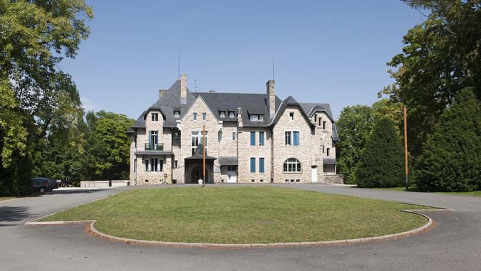 Façade antérieure depuis l'entrée. © Région Bourgogne-Franche-Comté, Inventaire du patrimoine