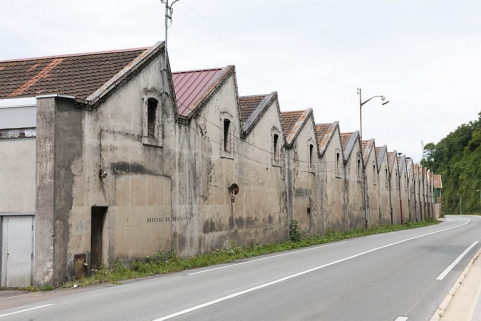 Pignons des sheds des ateliers de fabrication nord. Vue depuis la route nationale. © Région Bourgogne-Franche-Comté, Inventaire du patrimoine