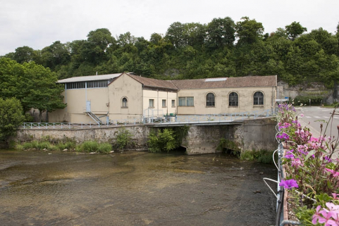 Atelier de fabrication et bâtiment d'eau vus depuis le pont. © Région Bourgogne-Franche-Comté, Inventaire du patrimoine