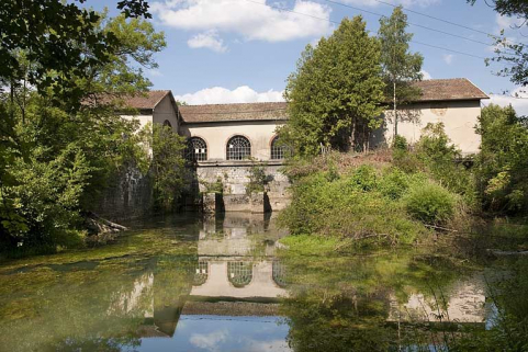 Vue d'ensemble depuis l'aval du bief. © Région Bourgogne-Franche-Comté, Inventaire du patrimoine Vue d'ensemble depuis l'aval du bief. © Région Bourgogne-Franche-Comté, Inventaire du patrimoine