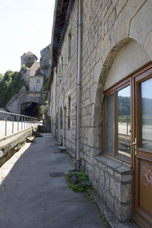 Vue d'ensemble la courette devant les maisons, de trois quarts droit. © Région Bourgogne-Franche-Comté, Inventaire du Patrimoine