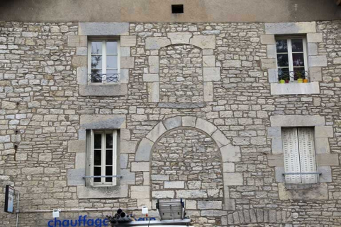 Bâtiment des remises et écuries : détail de la façade antérieure. © Région Bourgogne-Franche-Comté, Inventaire du Patrimoine