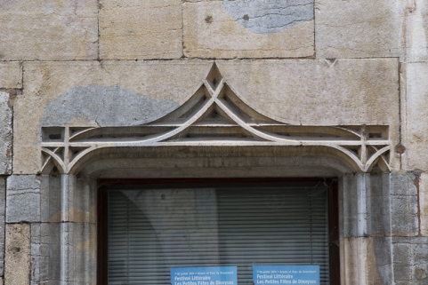 Façade antérieure : détail de l'arc en accolade de l'ancienne entrée. © Région Bourgogne-Franche-Comté, Inventaire du Patrimoine