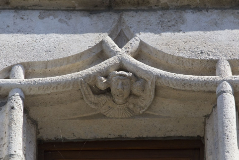 Façade antérieure, lucarne : détail de l'accolade, partie droite. © Région Bourgogne-Franche-Comté, Inventaire du Patrimoine