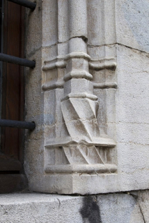 Façade antérieure, fenêtre au-dessus de l'entrée de cave : détail de la base prismatique droite. © Région Bourgogne-Franche-Comté, Inventaire du Patrimoine