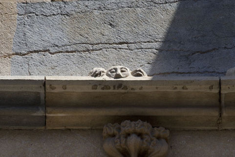 Façade antérieure, premier étage, baie centrale : détail de la partie centrale de l'archivolte. © Région Bourgogne-Franche-Comté, Inventaire du Patrimoine