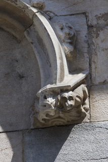 Façade antérieure, premier étage, baie centrale : détail de l'extrémité droite de l'archivolte. © Région Bourgogne-Franche-Comté, Inventaire du Patrimoine