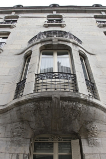 Façade latérale gauche : détail du bow-window en contre-plongée. © Région Bourgogne-Franche-Comté, Inventaire du Patrimoine
