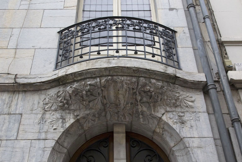 Détail du balcon au-dessus de la porte d'entrée, rue de la République. © Région Bourgogne-Franche-Comté, Inventaire du Patrimoine