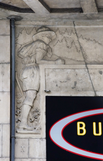 Détail du décor de l'entrée en bas-relief : le montagnard. © Région Bourgogne-Franche-Comté, Inventaire du Patrimoine