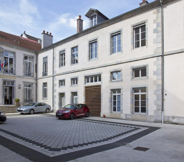 Aile droite sur cour : de trois quarts droit. © Région Bourgogne-Franche-Comté, Inventaire du Patrimoine