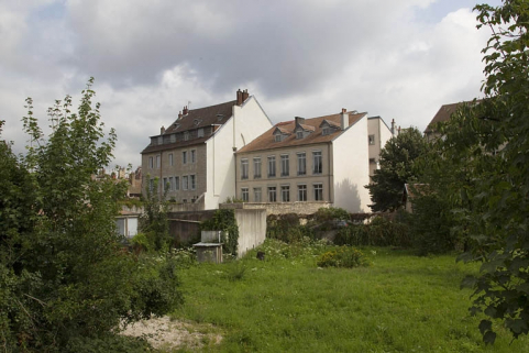 Façade postérieure depuis la parcelle voisine : de trois quarts droit, vue éloignée. © Région Bourgogne-Franche-Comté, Inventaire du Patrimoine