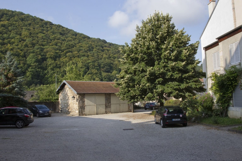 Cour : bâtiment des anciennes remises, de trois quarts gauche. © Région Bourgogne-Franche-Comté, Inventaire du Patrimoine
