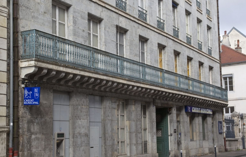 Façade antérieure, premier étage : vue d'ensemble du balcon filant. © Région Bourgogne-Franche-Comté, Inventaire du Patrimoine