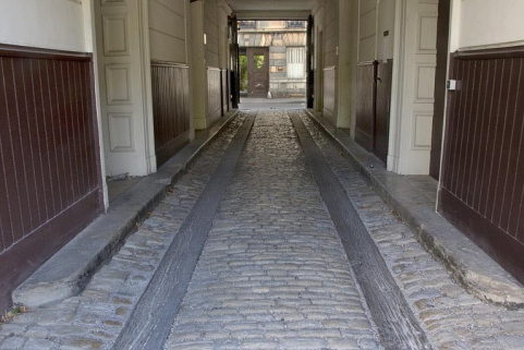 Vue d'ensemble du passage cocher depuis l'entrée. © Région Bourgogne-Franche-Comté, Inventaire du Patrimoine