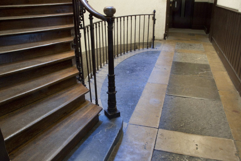 Intérieur, escalier : détail du sol en pierre. © Région Bourgogne-Franche-Comté, Inventaire du Patrimoine