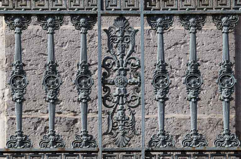 Façade antérieure, balcon filant : détail d'un décor du garde-corps en fonte. © Région Bourgogne-Franche-Comté, Inventaire du Patrimoine
