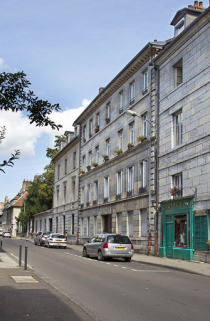 Logis principal : vue d'ensemble depuis la rue, de trois quarts droit. © Région Bourgogne-Franche-Comté, Inventaire du Patrimoine