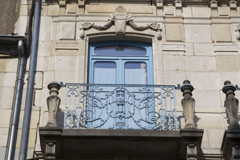 Deuxième logis secondaire, façade sur rue, deuxième étage : détail du balcon gauche. © Région Bourgogne-Franche-Comté, Inventaire du Patrimoine