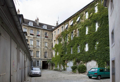Vue d'ensemble de la façade postérieure du logis principal et du premier logis secondaire, depuis le fond de la cour. © Région Bourgogne-Franche-Comté, Inventaire du Patrimoine