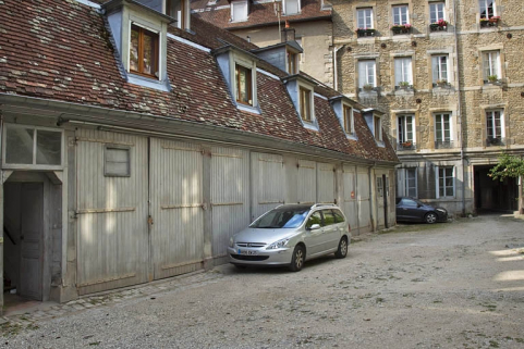 Bâtiment des écuries : vue d'ensemble, de trois quarts gauche. © Région Bourgogne-Franche-Comté, Inventaire du Patrimoine