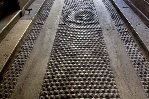 Deuxième logis secondaire, passage cocher : détail des pointes de diamant en bois constituant le sol. © Région Bourgogne-Franche-Comté, Inventaire du Patrimoine