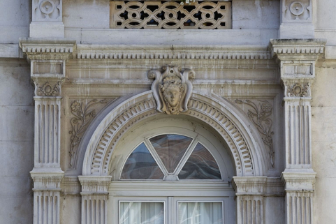 Façade d'angle, rez-de-chaussée : détail du décor, partie supérieure d'une baie. © Région Bourgogne-Franche-Comté, Inventaire du Patrimoine
