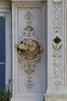 Façade d'angle, deuxième étage, baie centrale, détail du décor droit : tête de chien. © Région Bourgogne-Franche-Comté, Inventaire du Patrimoine