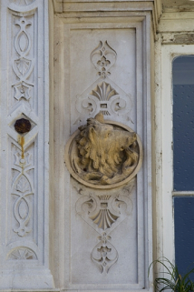 Façade d'angle, deuxième étage, baie centrale, détail du décor gauche : tête de sanglier. © Région Bourgogne-Franche-Comté, Inventaire du Patrimoine