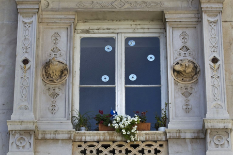 Façade d'angle, deuxième étage, baie centrale : vue d'ensemble. © Région Bourgogne-Franche-Comté, Inventaire du Patrimoine